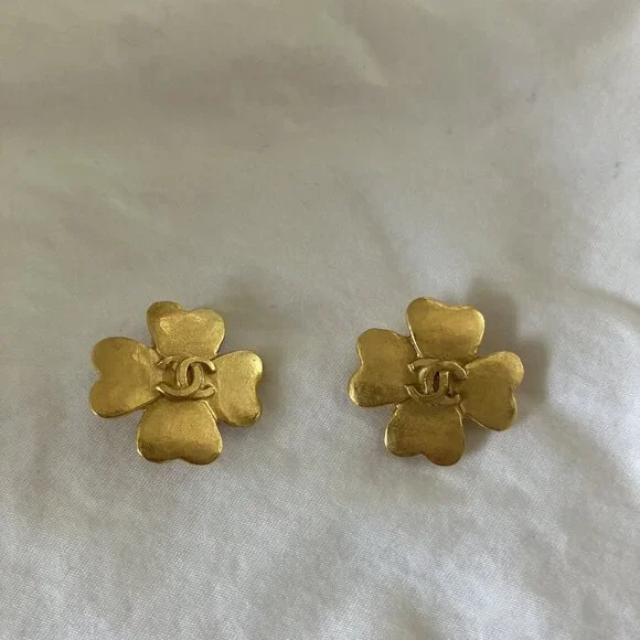 Vintage Chanel earring - Picture 1 of 6